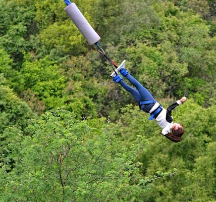 Le saut à l'élastique, l'activité à partager avec sa famille !