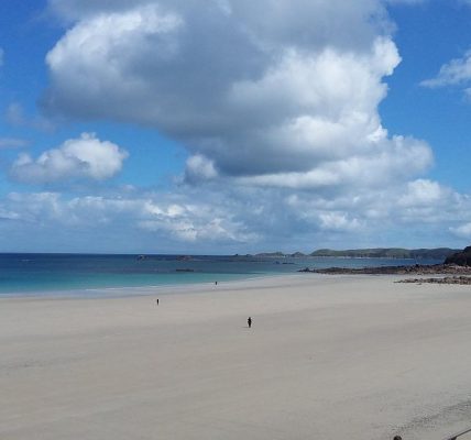 Perros-Guirec vous tend les bras pour vos congés d'été !